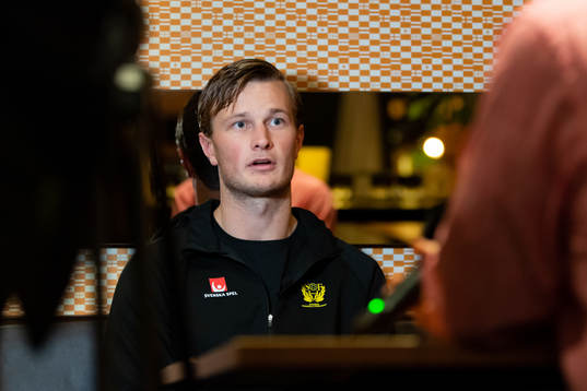 Jonathan Carlsbogård blir intervjuad