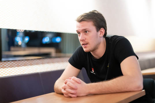 Felix Claar blir intervjuad