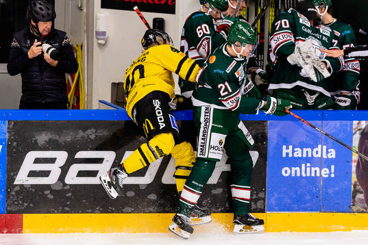 Västerås Isac Skedung blir tacklad av Tingsryds Filip