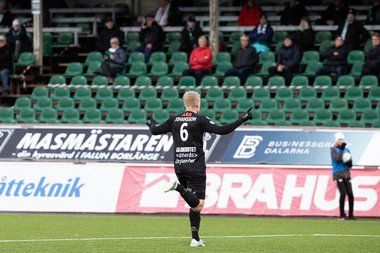 Västerås Simon Johansson jublar efter 0-3