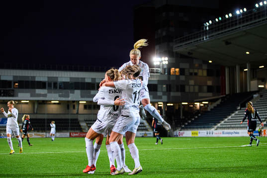 Göteborgs Rebecka Blomqvist och Vilde Böe Risa jublar efter 0-5