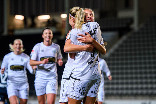 Göteborgs Julia Zigiotti Olme och Emma Koivisto jublar