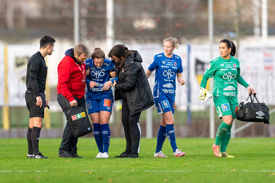 Örebros Maja Regnås har ont och får hjälp av planen