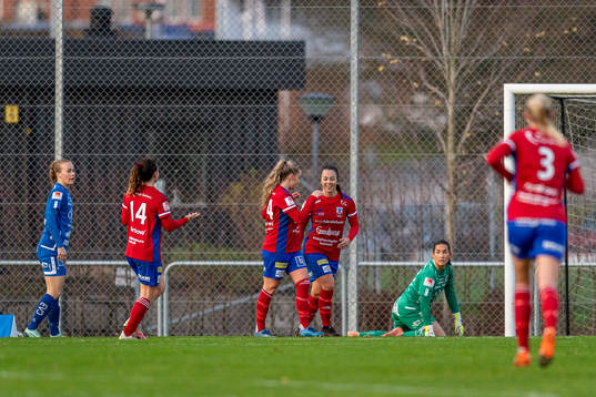 Vittsjös Ebba Hed jublar tillsammans med lagkamrater efter 2-0