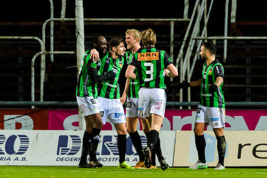 GAIS Carl Elfgren Nyström, Adnan Maric och Richard Yarsuvat jublar efter Adnan gjort 1-1