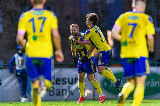 Eskilsminnes Emil Åberg jublar med Filip Ottosson efter han gjort 1-1