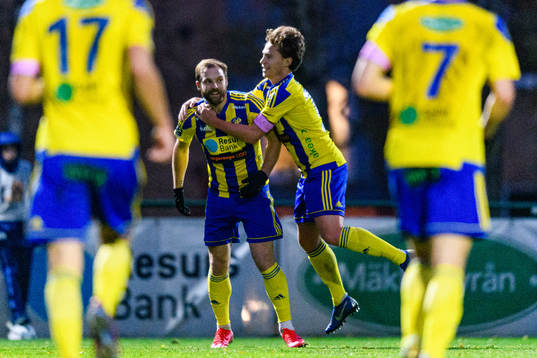 Eskilsminnes Emil Åberg jublar med Filip Ottosson efter han gjort 1-1