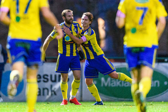 Eskilsminnes Emil Åberg jublar med Filip Ottosson efter han gjort 1-1
