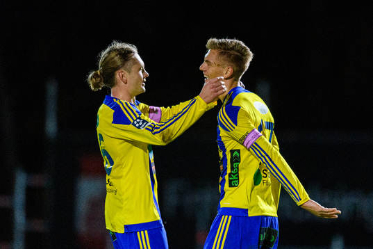 Eskilsminnes Dennis Olsson jublar med Jesper Lundborg efter han gjort 3-1