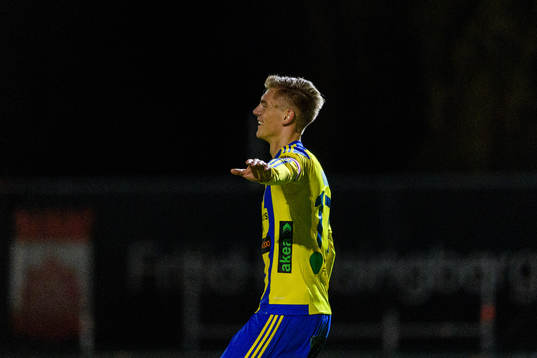 Eskilsminnes Dennis Olsson jublar