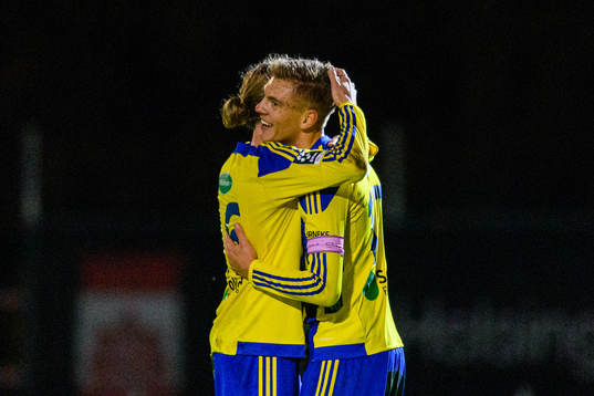 Eskilsminnes Dennis Olsson jublar med Jesper Lundborg efter han gjort 3-1