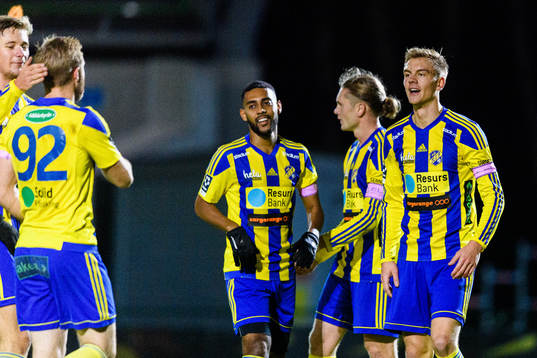 Eskilsminnes Dennis Olsson jublar med lagkamraterna