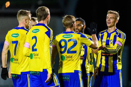 Eskilsminnes Dennis Olsson jublar med lagkamraterna