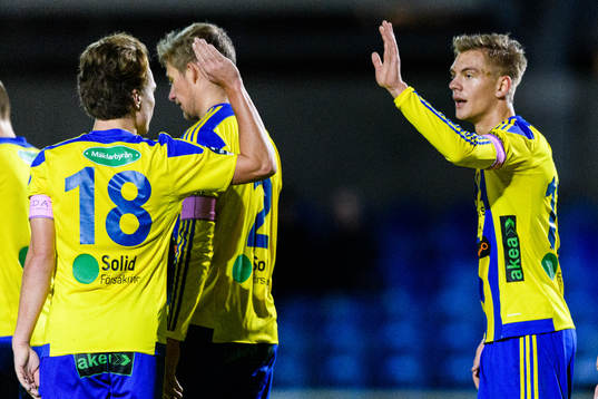 Eskilsminnes Dennis Olsson jublar med Filip Ottosson efter han gjort 3-1