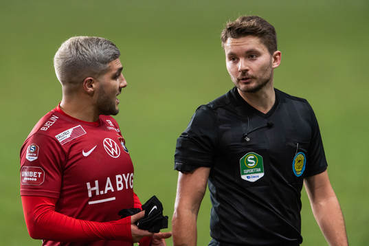 Örgrytes Moestafa El Kabir diskuterar med domare Joakim