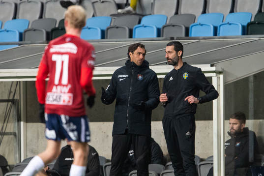 Örgrytes assisterande tränare Johan Elmander diskuterar