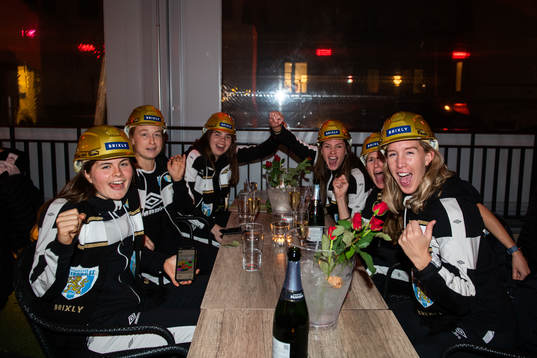 Hanna Wijk, Emily Sonnett, målvakt Lisa Hall, Pauline Hammarlund, Emma Berglund och Julia Roddar jublar