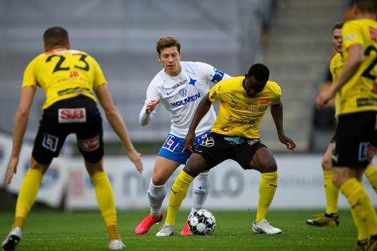 IFK Norrköpings Alexander Fransson och Mjällbys Moses Ogbu