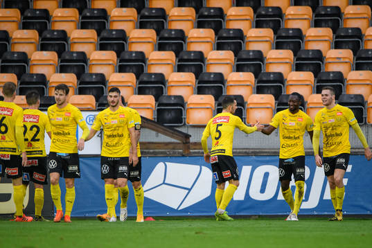 Mjällbys spelare jublar efter 1-0 av Moses Ogbu