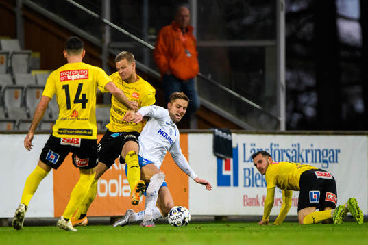 IFK Norrköpings Christoffer Nyman i en kamp mot Mjällbys