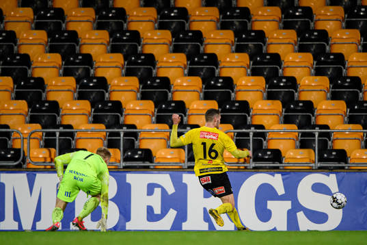 Mjällbys Jacob Bergström gör 2-1 bakom IFK Norrköpings