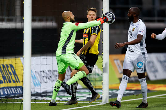 Östersunds målvakt Aly Keita med en räddning framför