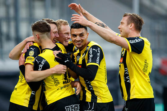 Häckens spelare jublar med Viktor Lundberg efter 1-0