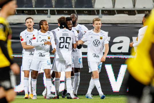 Östersunds Blair Turgott jublar efter 1-1