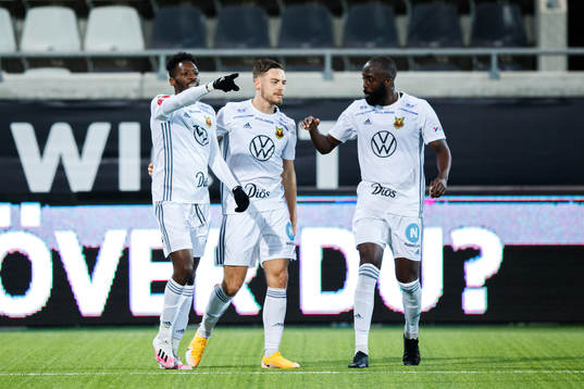 Östersunds Blair Turgott jublar efter 1-1