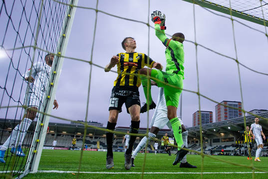Häckens Viktor Lundberg och Östersunds målvakt Aly Keita