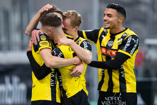 Häckens Viktor Lundberg jublar med lagkamrater