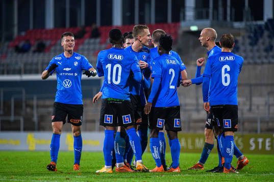 Halmstads spelare jublar med Sadat Karim efter 3-0