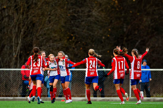 Runa Lillegård of Lyn celebrates with Camilla Linberg and teammates after scoring the 2-1 goal