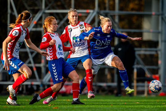 Laura Gashi of Lyn, Mimmi Löfwenius Veum of Lyn and Marie Dølvik Markussen of Vålerenga