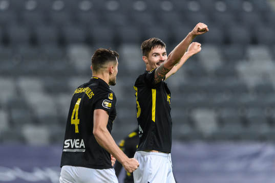 s Sotirios Papagiannopoulos och Mikael Lustig jublar efter fotbollsmatchen i Allsvenskan mellan Djurgården och AIK den 8 november 2020 i Stockholm.