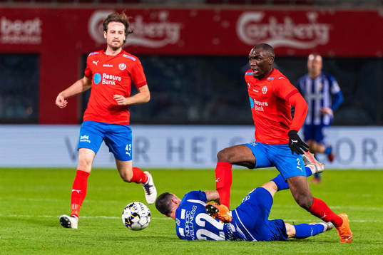 IFK Göteborg Giorgi Kharaishvili i kamp om bollen med