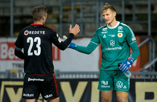 Kalmars Viktor Elm och målvakt Ole Söderberg jublar vid