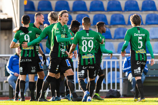 Varbergs Astrit Selmani jublar med lagkamrater efter 1-0