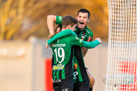  Varbergs Robin Book jublar med Gustav Norlin och Astrit Selmani efter att han gjort 3-1