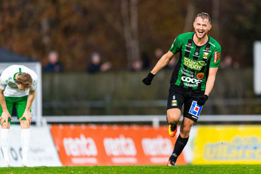 Varbergs Albert Ejupi jublar efter att han gjort 4-2