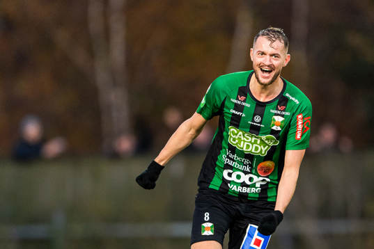 Varbergs Albert Ejupi jublar efter att han gjort 4-2