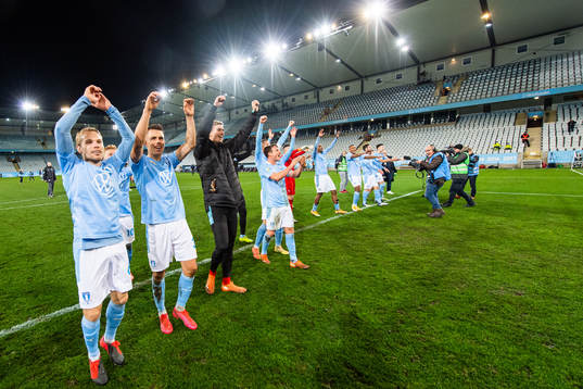Malmö FFs Oscar Lewicki och Arnór Traustason jublar över SM-guldet
