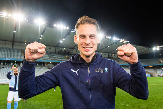 Malmö FFs assisterande tränare Daniel Bäckström jublar över SM-guldet