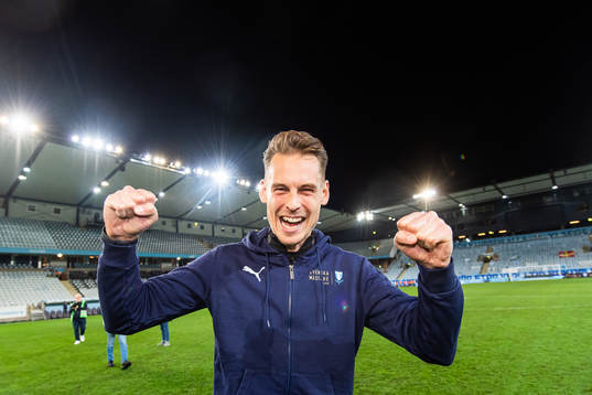 Malmö FFs assisterande tränare Daniel Bäckström jublar över SM-guldet