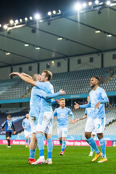 Malmö FFs Jo Inge Berget och Isaac Kiese Thelin jublar med Ola Toivonen efter att gjort 3-0