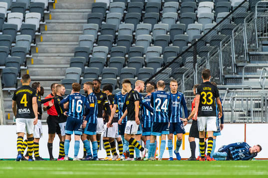 s och Djurgårdens spelare under fotbollsmatchen i Allsvenskan mellan Djurgården och AIK den 8 november 2020 i Stockholm.