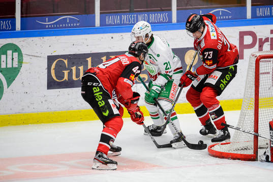 Rögles Nils Höglander oroar framför Malmö Redhawks