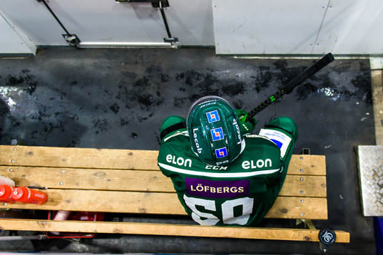 Färjestads Sebastian Erixon sitter i utvisningsbåset