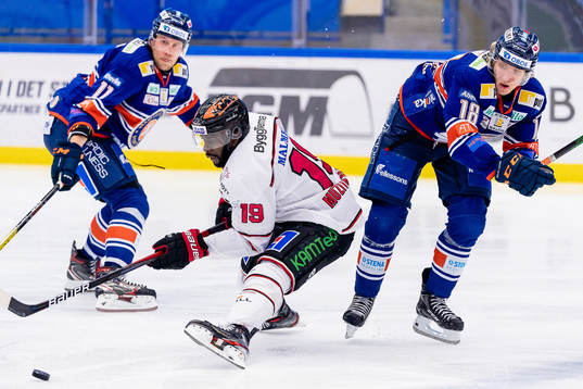 Växjös Marcus Sylvegård tacklar Örebros Daniel Muzito