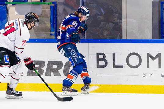 Växjös Fredrik Karlström sparkar pucken